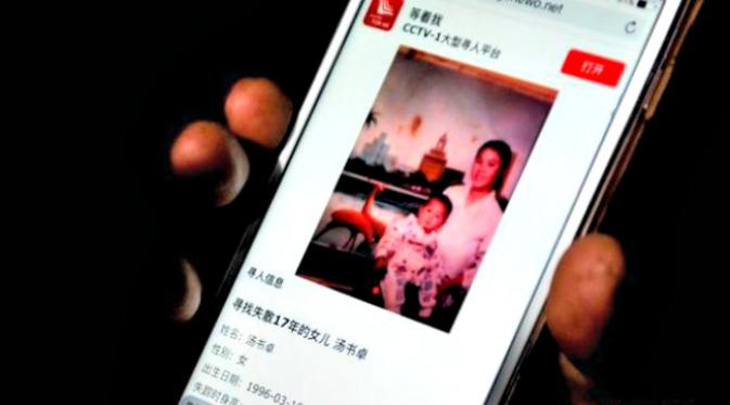 Melalui kecocokan DNA, gadis ini dipertemukan kembali dengan orangtua kandungnya. (Sumber chinanews.com via Shanghaiist.com)