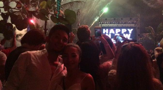 Nikita dan kekasihnya merayakan malam tahun baru bersama (sumber foto: Instagram Nikita Willy) 