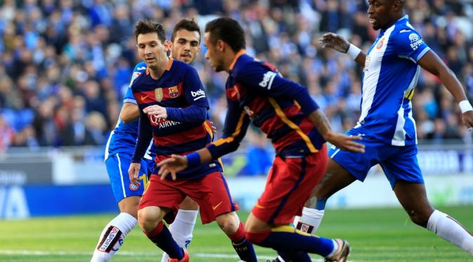 Lionel Messi bagaikan memiliki mata di belakang kepalanya. Dia mampu melihat posisi rekannya yang berdiri bebas. (Reuters/Sergio Perez)