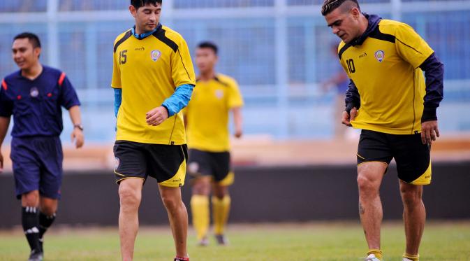 Dua pemain Arema Cronus, Esteban Viscarra dan Cristian Gonzales harus mengikuti latihan eksta. (Liputan6.com/Rana Adwa)