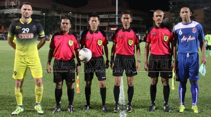 Striker Melaka United, Ilija Spasojevic dipercaya menjadi kapten tim saat timnya menghadapi Air Asia FC, Sabtu (2/1/2016). (Facebook)