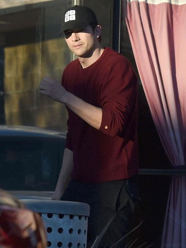 Ashton Kutcher (via dailymail.co.uk)