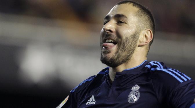 Striker Karim Benzema di laga Valencia vs Real Madrid (REUTERS/Heino Kalis)