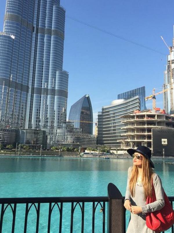 Cinta Laura Kiehl berpose did ekat gedung tertingi di dunia Burj Khalifa. (Instagram @claurakiehl)