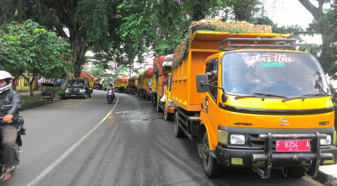 Truk sampah di Bogor dihadang warga (Liputan6.com/ Achmad Sudarno)