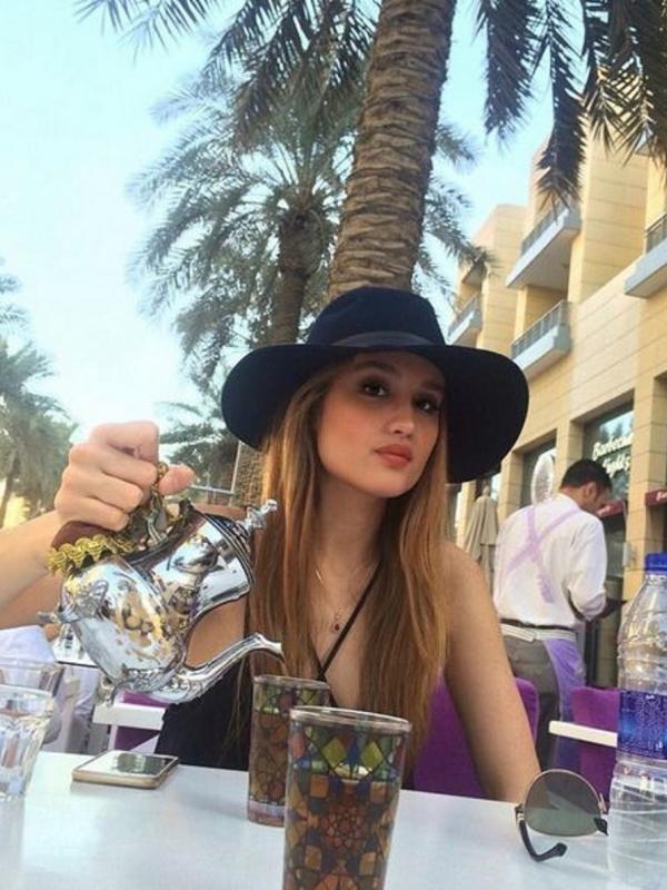 Ini cara Cinta Laura Kiehl menimati 'tea time' di Dubai. (Instagram @claurakiehl)