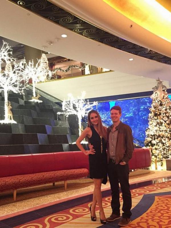 Malam terakhir Cinta Laura Kiehl di Dubai bersama sang kekasih Hunter Treacy. (Instagram @claurakiehl)