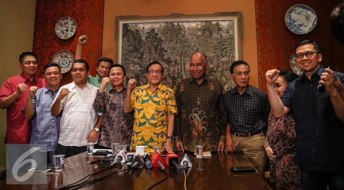 Ketua Dewan Pertimbangan Partai Golkar Akbar Tanjung  (tengah) berfoto bersama Generasi Muda Partai Golkar usai memberikan konferensi pers di kediaman Akbar Tanjung, Jakarta, Minggu (3/1). (Liputan6.com/Faizal Fanani)