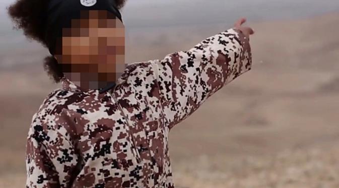 Aparat Inggris sedang menyelidiki identitas pemuda dan bocah yang tampil dalam video terkait ISIS (Guardian/IS Video)