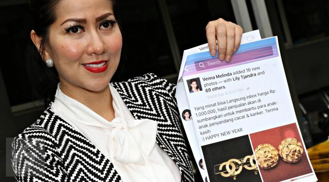 Venna Melinda memperlihatkan bukti saat tiba di Polda Metro Jaya, Jakarta, Senin (4/1/2015). Venna melaporkan oknum yang diduga mencatut namanya di media sosial dalam kasus penipuan bermodus jual beli online. (Liputan6.com/Immanuel Antonius)