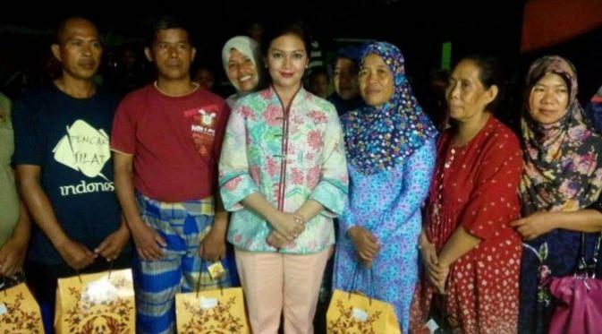 Bella Saphira selaku istri Pamgdam VII Wirabuana membantu korban kebakaran di Bara-baraya, Makassar. (Via: rakyatku.com)