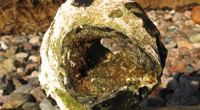 Batu addler atau hag stone (Wikipedia)