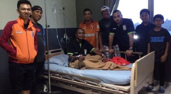 Pelatih Pusamania Borneo FC, Kas Hartadi harus menjalani rawat inap di Rumah Sakit Haji Darjat, Samarinda karena kondisinya terus menurun. (twitter)