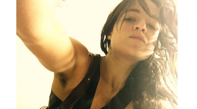 Michelle Rodriguez Percaya Diri Pamerkan Bulu Ketiak [foto: instagram/mrodofficial]