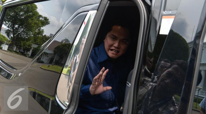 Ketua Organizing Committe Mahaka Sports Erick Thohir menyapa wartawan usai bertemu Presiden Joko Widodo di Istana Merdeka, Jakarta (5/1). Erick mengunjungi Istana Negara untuk melaporkan penyelenggaraan Piala Presiden 2015. (Liputan6.com/Faizal Fanani)