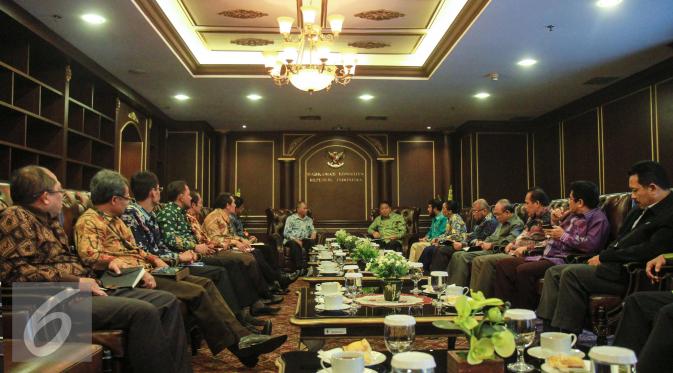 Suasana pertemuan KPK dan MK di Gedung Mahakamah Konstitusi, Jakarta, Rabu (6/1/2016). Pertemuan membahas koordinasi terkait penanganan korupsi. (Liputan6.com/Faizal Fanani)