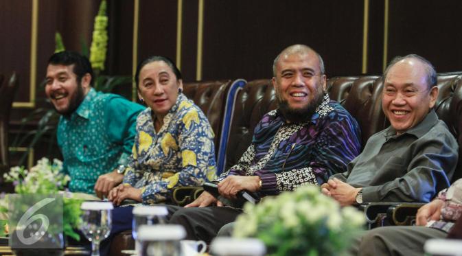 Sejumlah hakim Mahkamah Konstitusi hadir dalam pertemuan di Gedung Mahakamah Konstitusi, Jakarta, Rabu (6/1/2016). Pertemuan membahas koordinasi terkait penanganan korupsi. (Liputan6.com/Faizal Fanani)