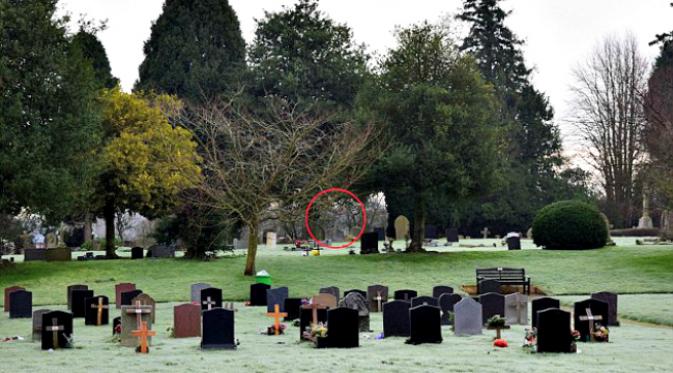 Seorang jurufoto amatir tidak sengaja mengambil gambar sosok berkuda dan mengenakan kerudung di suatu pemakaman. (Sumber Richard Durham via Georgia Newsday)