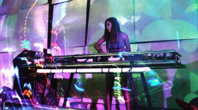 Aksi Nadia Vega saat menjadi DJ [foto: instagram/thenadiavega]
