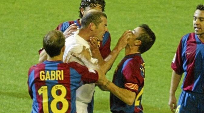 Zinedine Zidane pernah terlibat insiden panas dengan Luis Enrique saat masih bermain di laga El Clasico musim 2002 - 2004. (Marca) 