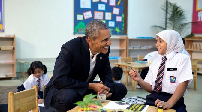 21 November 2015. Obama dengan salah satu pengungsi muda sedang berdiskusi. (Via: dailymail.co.uk)
