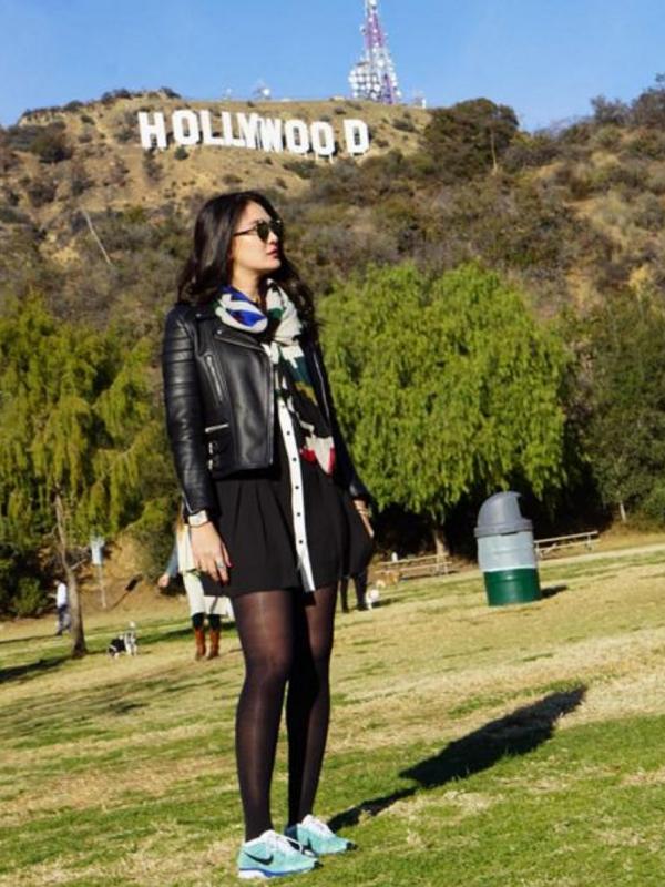 Ini pose Luna Maya di Hollywood yang tidak melompat. (Instagram @lunamaya)