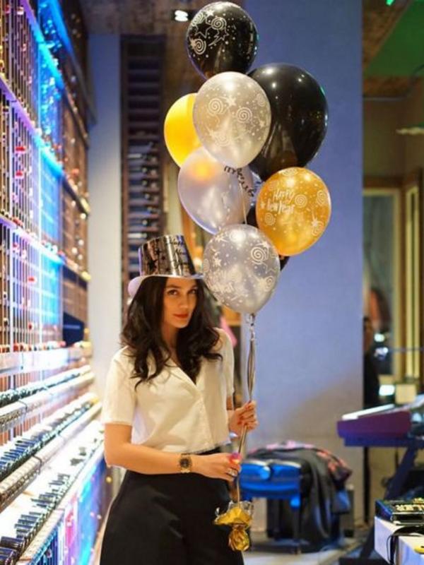Luna Maya bersama balon warna-warni. (Instagram @lunamaya)