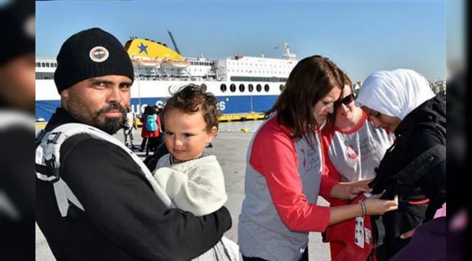 Pada November 2015, ia bersama sembilan wanita lainnya, melakukan perjalanan menuju Yunani untuk membagikan 3.000 gendongan bayi. (Oddee.com)