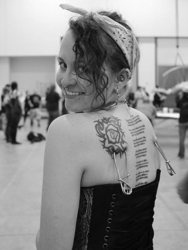 KimberLea Spencer menutupi tubuhnya dengan tato dan tindik. Sumber : thesun.co.uk.