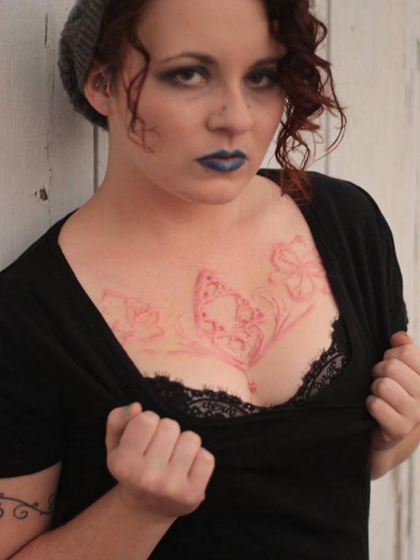 KimberLea Spencer menutupi tubuhnya dengan tato dan tindik. Sumber : thesun.co.uk.