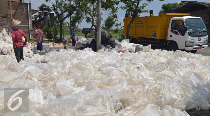 Sejumlah pekerja memilah sampah plastik sebelum proses daur ulang di Desa Tanjungrejo, Kecamatan Jekulo, Kudus, Jawa Tengah (6/1/2016). Warga memanfaatkan sampah plastik yang ada di TPA Tanjungrejo untuk  menjadi nilai ekonomi desa. (Liputan6.com/Gholib)