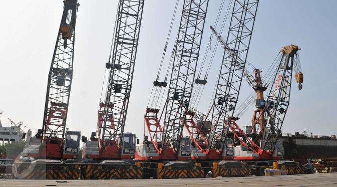 Mobil Crane yang diberi garis polisi di PT. Pelabuhan Indonesia (Pelindo) II, Jakarta, (6/1). Direktorat Tipideksus Bareskrim Polri menyita dan mengamankan 10 unit Crane pada beberapa bulan yang lalu di pelabuhan tersebut. (Liputan6.com/Gempur M Surya)