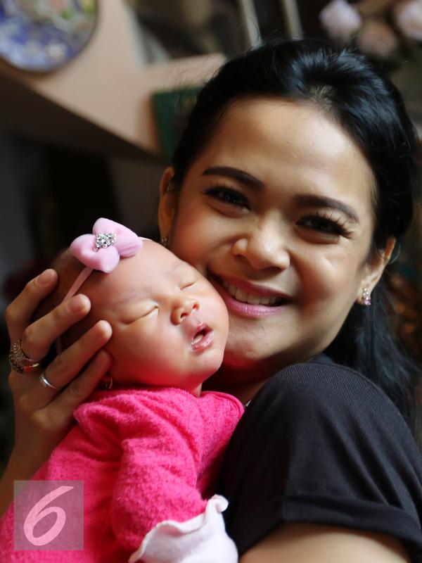 Shezy Idris bersama sang bayi. [Foto: Herman Zakharia/Liputan6.com]