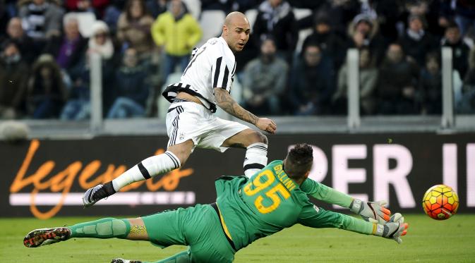Simone Zaza cetak gol ke gawang Hellas Verona (REUTERS/Giorgio Perottino)