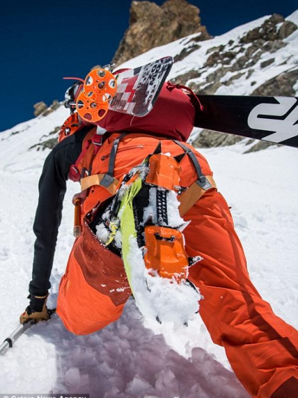 Gille Sierro terlihat sedang mendaki salah satu puncak tertinggi Alpen, Dent Blanche. | via: Caters News Agency