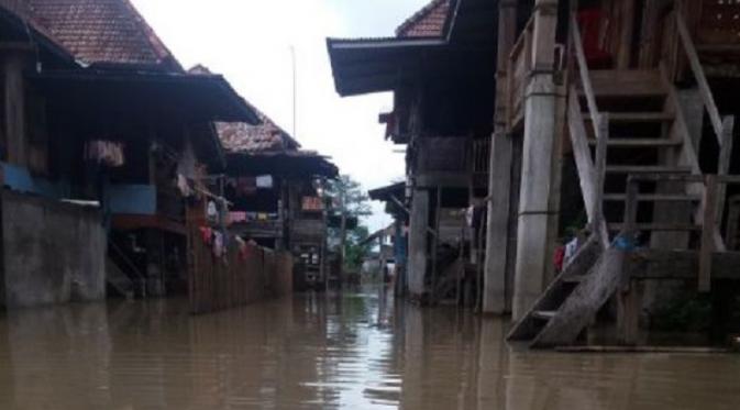 Tujuh desa di Kecamatan Rambang Dangku, Kabupaten Muara Enim, Sumatera Selatan terendam banjir setinggi 1 meter. 