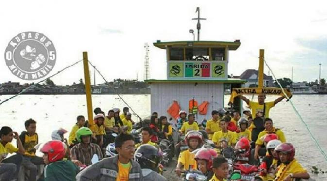 Suporter Mitra Kukar, naik perahu ferry dan klotok demi bisa menyaksikan klub kesayangan berlaga di Stadion Aji Imbut.