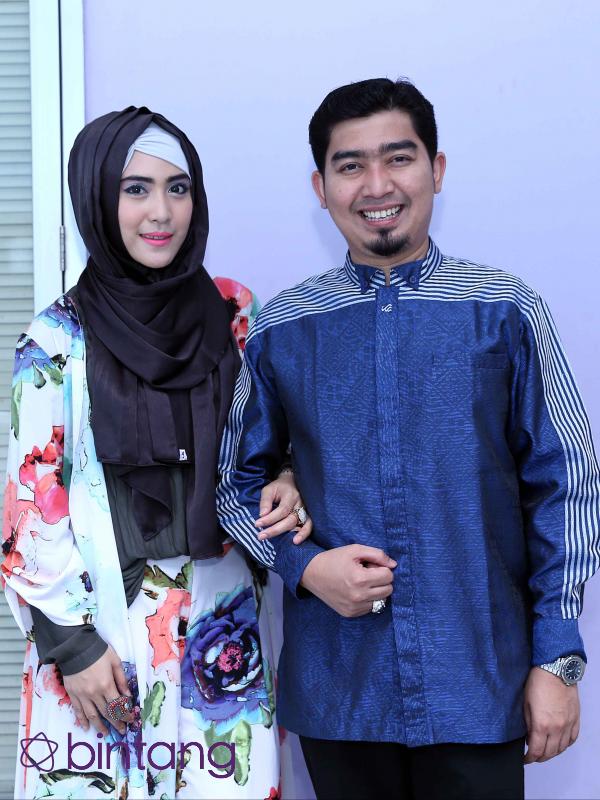 Ustaz Solmed dan sang istri, April Jasmine. (Nurwahyunan/Bintang.com)