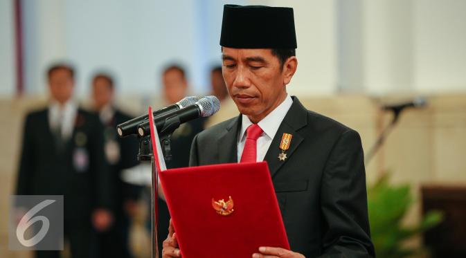 Presiden Joko Widodo memimpin sumpah jabatan Kepala Lemsaneg di Istana Negara, Jakarta, Jumat (8/1/2016). Jabatan Djoko Setiadi diperpanjang oleh Presiden Jokowi setelah sebelumnya menduduki posisi yang sama sejak 2011. (Liputan6.com/Faizal Fanani)