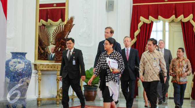 Menlu Retno Marsudi bersama Menteri Perindustrian dan Perdagangan Rusia Denis Manturov beserta delegasi bertemu Presiden di Istana Merdeka, Jakarta, Jumat (7/1/2016). (Liputan6.com/Faizal Fanani)