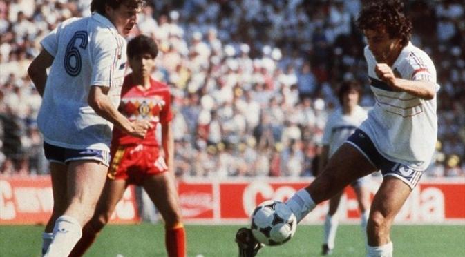 Legenda tim nasional Prancis, Michel Platini (kanan) tampil gemilang sepanjang pagelaran Piala Eropa 1980 di Prancis. (UEFA)