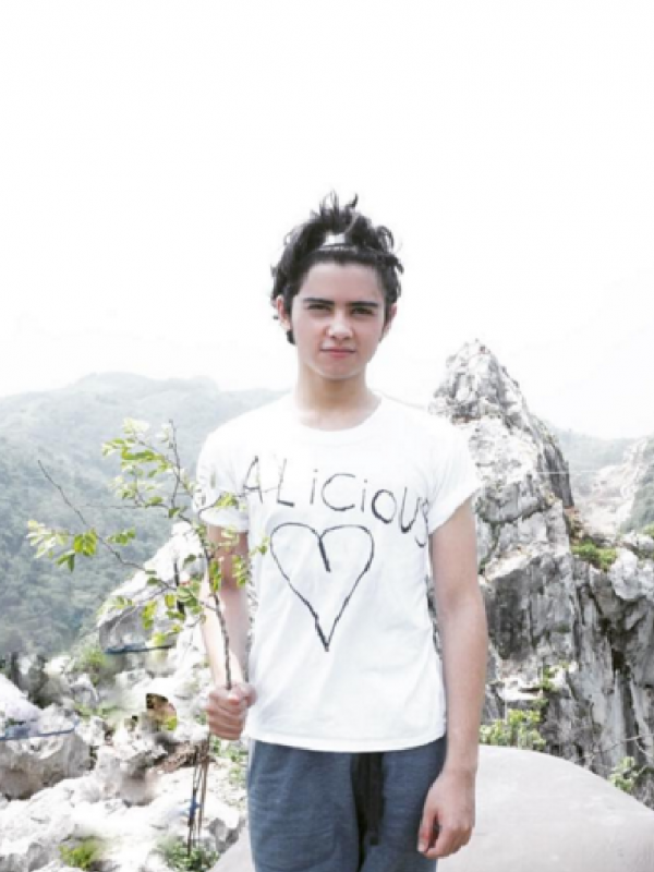 Aliando Tunjukkan Cinta Kepada Penggemar Dari Atas Gunung [foto; instagram/aliandooo]