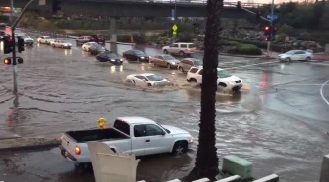 Banjir yang menutupi jalanan tersebut disebabkan oleh kuatnya badai El Nino yang menerjang bagian selatan California. (DP Tutorials)