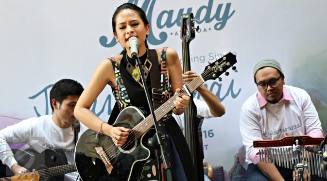 Aktris dan juga penyanyi Maudy Ayunda tampil saat merilis single terbarunya berjudul 'Jakarta Ramai’ di Jakarta, Jumat (8/1). Lagu tersebut terisnpirasi dari pengalaman Maudy yang harus menjalani proses magang di Jakarta. (Liputan6.com/Immanuel Antonius) 