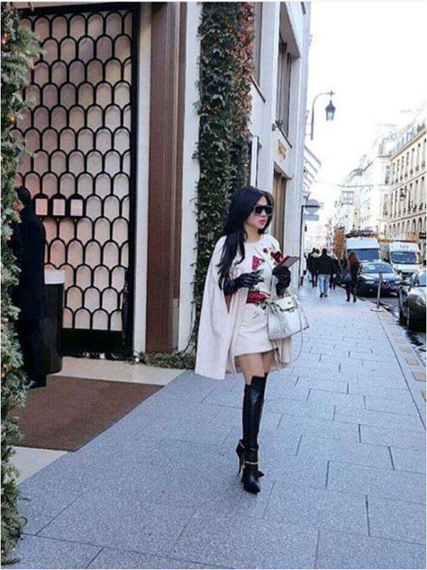 Penampilan Syahrini saat mengunjungi Paris, Perancis (via Instagram/princessyahrini)