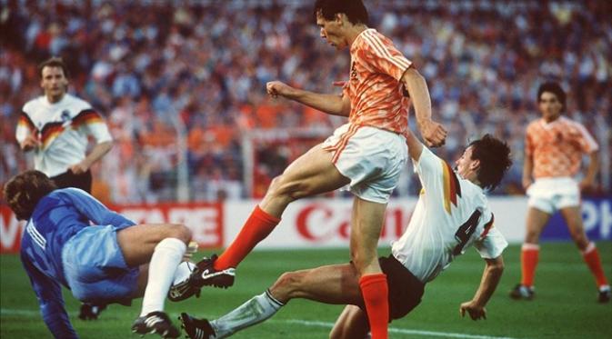 Aksi legenda tim nasional Belanda, Marco van Basten, pada laga final Piala Eropa 1988 di Olympiastadion, Munchen, 25 Juni 1988. Belanda menang 2-1 atas Uni Soviet. (UEFA)