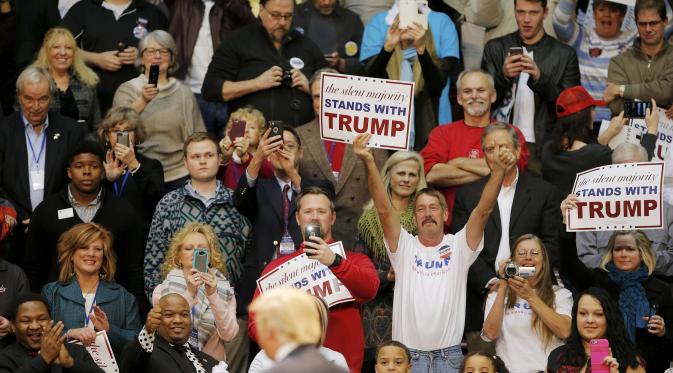 Rose Hamid berdiri di belakang Donald Trump yang sedang berpidato (REUTERS/Chris Keane)