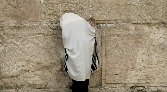 Syal digunakan umat Yahudi untuk berdoa (sumber.