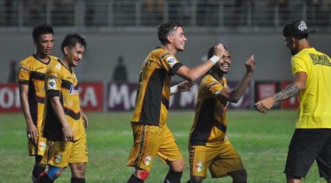 Para punggawa Mitra Kukar merayakan kemenangan atas Arema Cronus pada laga leg pertama semifinal Piala Jenderal Sudirman. (Bola.com/Kevin Setiawan)