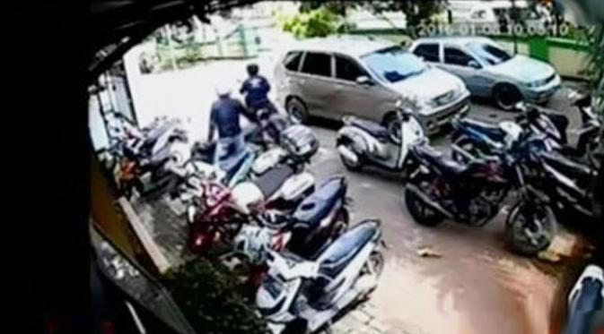 Rekaman CCTV memperlihatkan 2 pencuri sepeda motor yang beraksi di sekolah MTS Serpong.